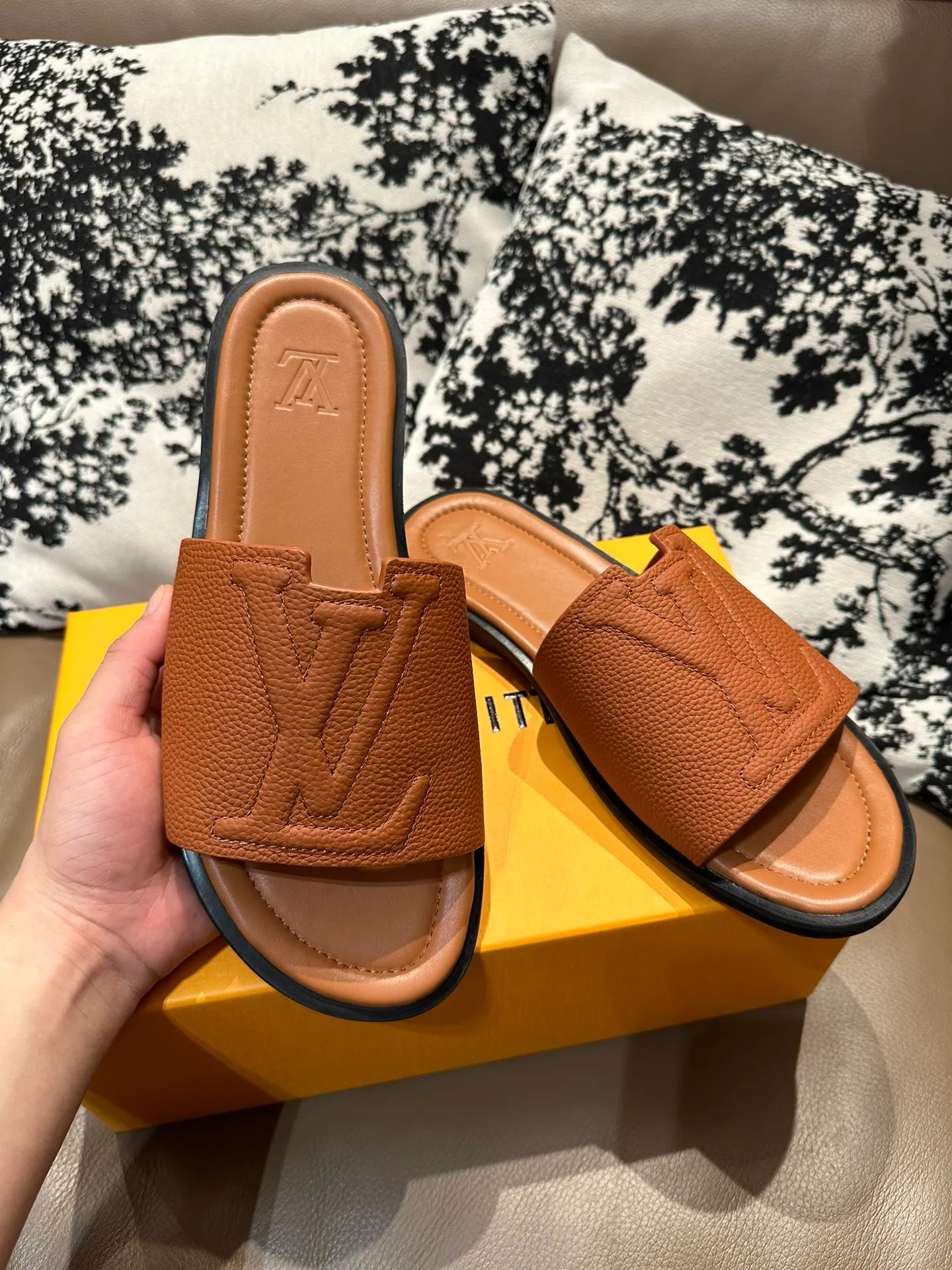 Men's shoes💰360💰 New LV slippers hot sale🩴 Full cowhide surface, cowhide lining, cowhide feet, size 36-46